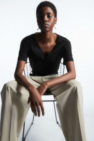 Women's COS V-Neck T-Shirt Black NZ-91UDMHQLF