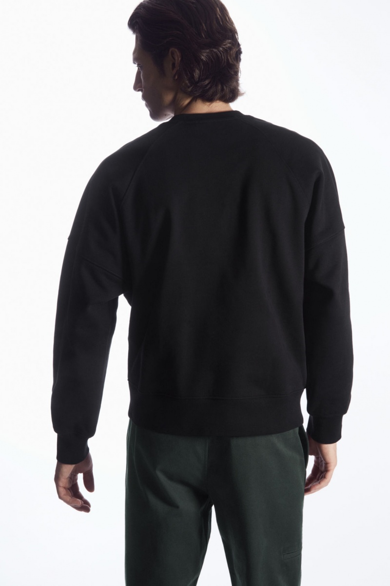 Men's COS Oversized Exposed-Seam Sweatshirt Black NZ-03OLUPNYF