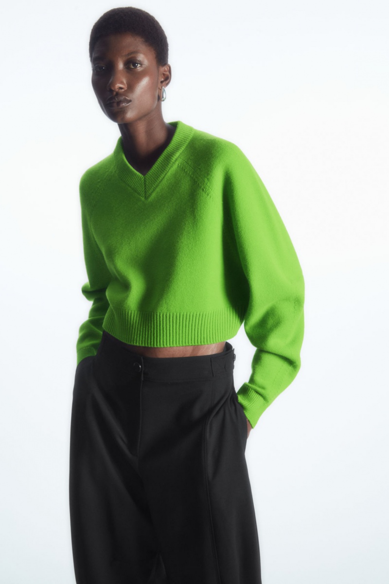 Women\'s COS Cropped V-Neck Wool Sweaters Green NZ-07QBEIPVD